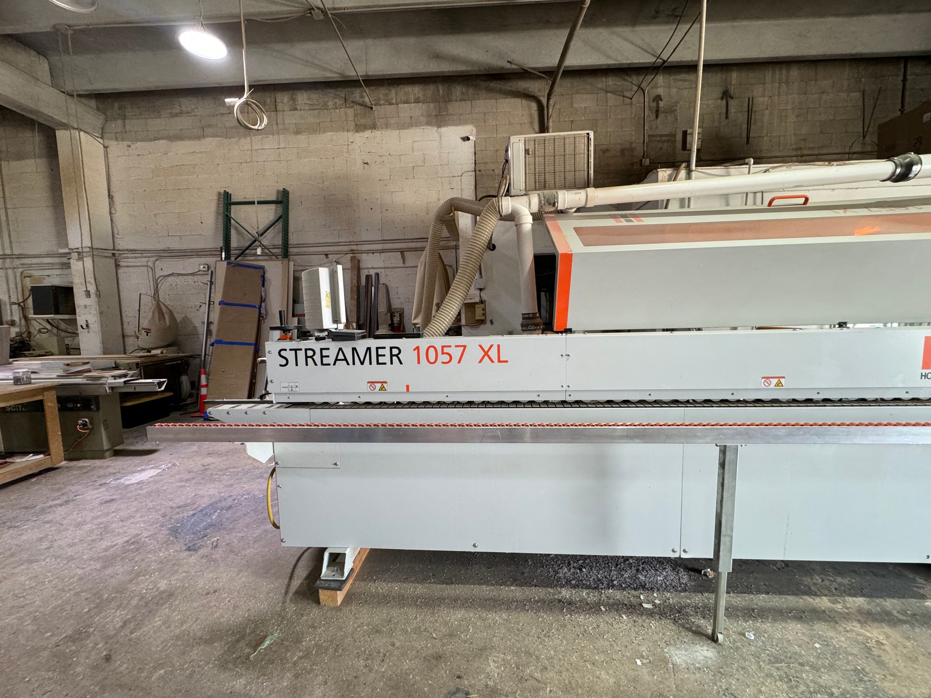 Edge-banding equipment in the Spazzio workshop